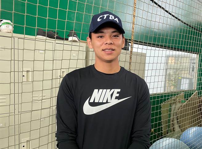 统一狮捕手陈重羽11月22日起展开自主训练，加强守备能力。（毛琬婷摄）