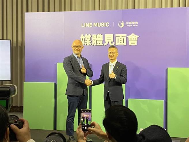 图左为LINE台湾董事总经理陈立人，右为中华电信总经理郭水义。图／刘季清摄