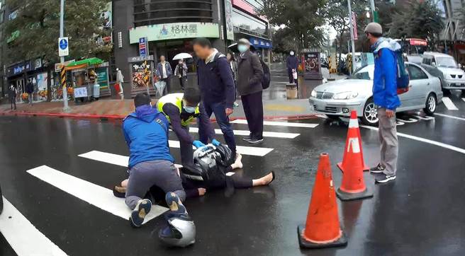 休假中的新店消防分队队员刘名祯见状立即上前实施CPR，另外还有一名自称急诊室医师的男子也加入救援行列。（翻摄）