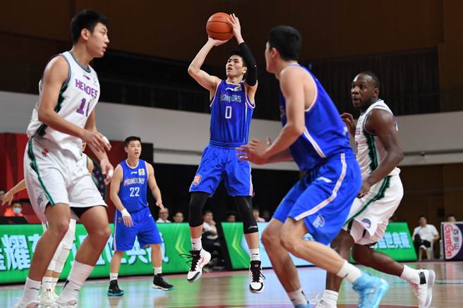 林庭谦(中)终于打出加盟CBA代表作，贡献生涯新高28分，外加6助攻、3篮板、3抄截与2火锅。(新华社)