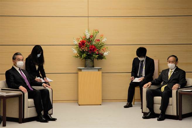 日本首相菅义伟(右)接见中国外交部长王毅(左)。(中新社资料照片)