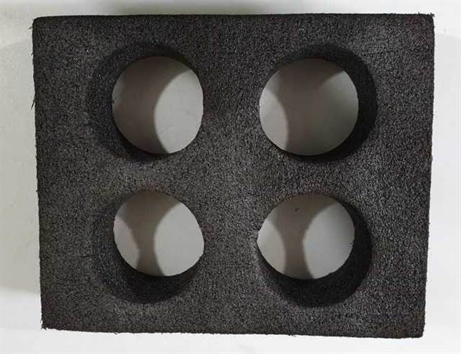 原PO还留着当时外送员递来的海绵杯架。（图／翻摄自PTT）