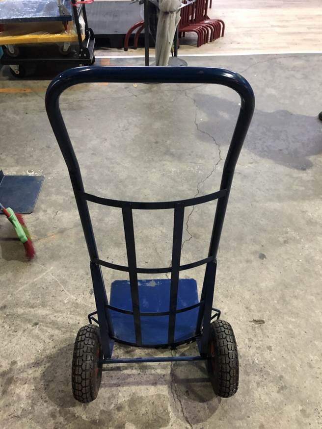 争监护权，狂夫砍死前妻用拖车箱弃尸山区，警寻获尸体头身满是刀痕，图为作案用拖车。(警方提供)