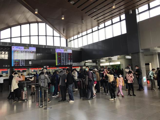 台铁瑞芳猴硐间因连续大雨，铁路已断。台铁花莲车站涌入大批退票与等候的人潮。（王志伟摄）