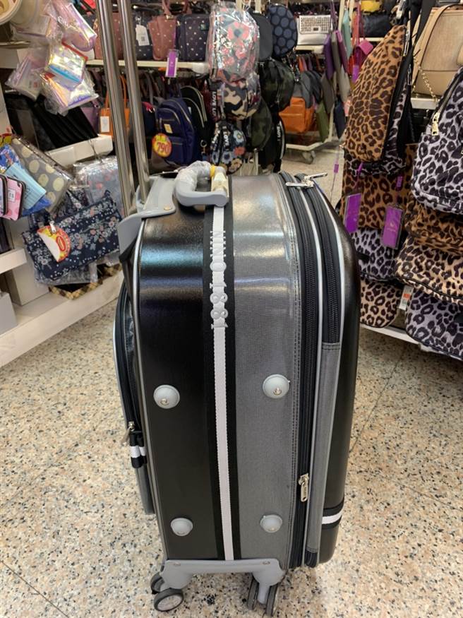 为争监护权，狂夫砍死前妻装箱弃尸山区，警寻获尸体头身满是刀痕，图为装尸用同款行李箱。(警方提供)