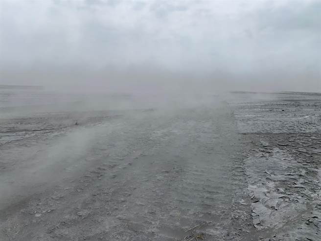 进入冬季枯水期，又遇到东北季风发威助攻，浊水溪河床乾燥的裸露滩地，飞砂走石。（彰化县环保局提供／吴敏菁彰化传真）