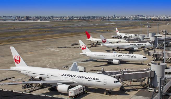 日本航空（JAL）一架波音777型客机，今天从冲绳县那霸机场起飞后，发现左引擎受损，紧急回头迫降那霸机场。(示意图/shutterstock)