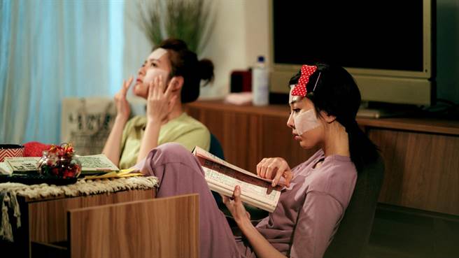 邵雨薇（右）《天巡者》落入凡間，被程雅晨撿回家，兩人因而成閨蜜。（三立提供）