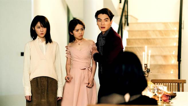 邵雨薇（左起）、程雅晨在《天巡者》為好閨蜜，右為張洛偍。（三立提供）