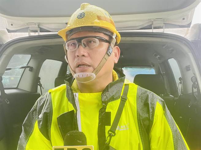 台铁瑞芳至猴硐大规模坍方 列车仅差30公尺就会遭掩埋。（吴康玮摄）