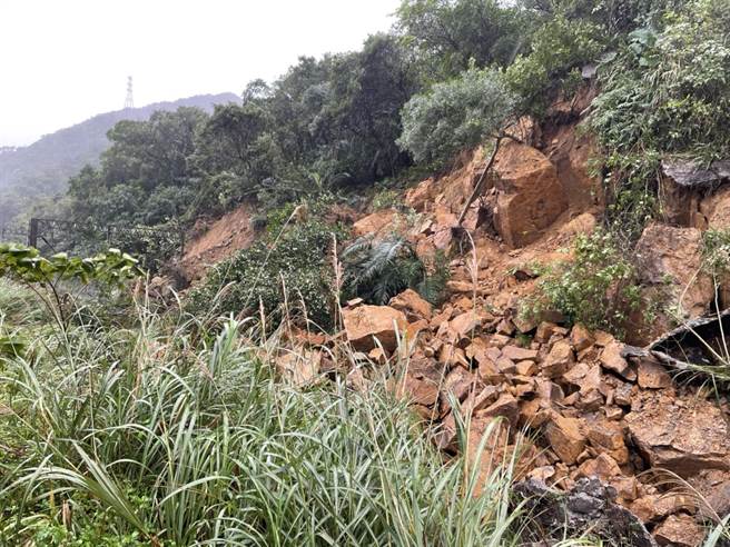 台铁瑞芳至猴硐大规模坍方 列车仅差30公尺就会遭掩埋。（吴康玮摄）