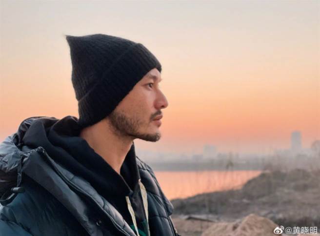 黃曉明為戲蓄鬍、減肥，相當敬業。(圖/ 摘自黃曉明微博)