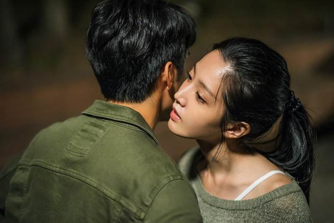 《王牌辩护人》黄薇渟暧昧勾引胡宇威。（东森电视提供）