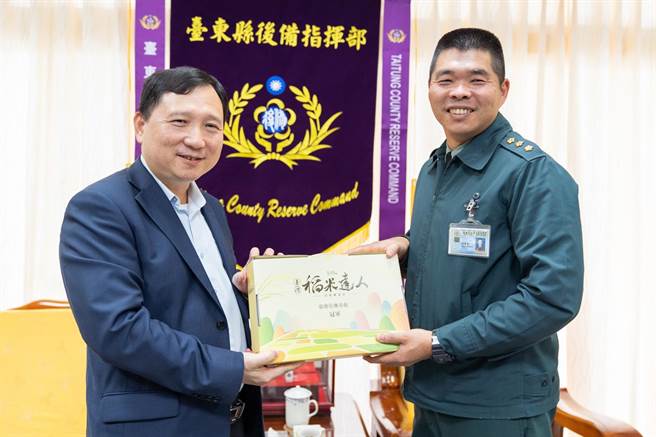 台东副县长王志辉（左）至后备指挥部拜会指挥官蔡丰全（右）。（台东县政府提供／蔡旻妤台东传真）