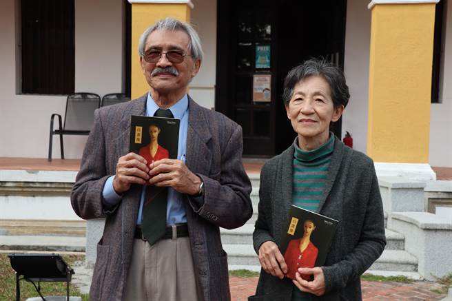 台南市文化局出版台南艺术家刘耿一自传《自画像》，刘耿一（左）与夫人曾雅云4日回到其父刘启祥于柳营故居发表。（刘秀芬摄）