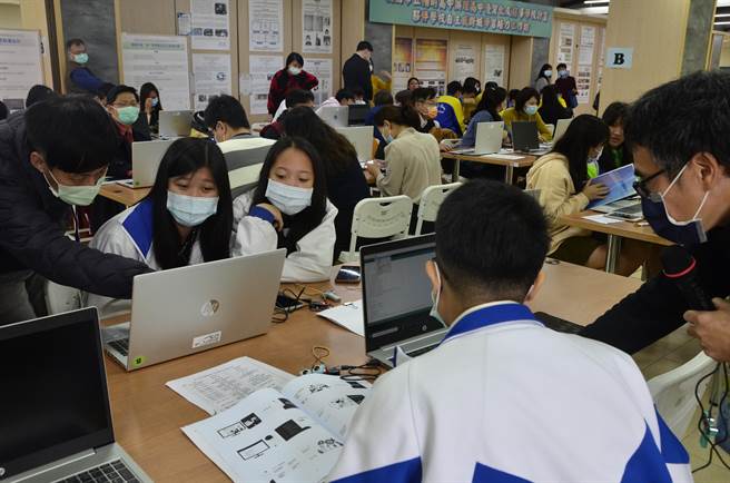 阳明高中4日的工作坊展现学校特色，藉由笔电和侦测设备了解声音传递。（赖佑维摄）