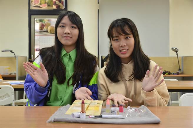 武陵高中学生黄姿瑄（左）、游芷涵（右）因为会化妆，在自主学习选择自制口红，对于成果2人也相当满意。（赖佑维摄）