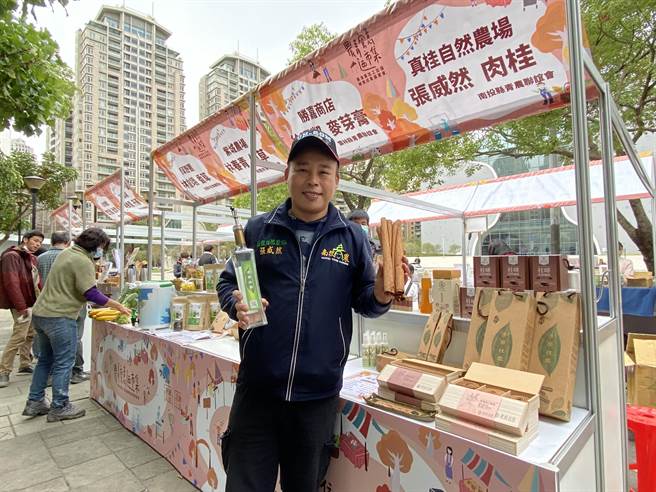 41岁的青农张威然4年前他退役后返乡栽种肉桂，开发加工产品，致力打造有机农园。（冯惠宜摄）