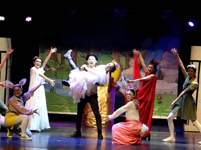 幼保系毕业公演儿童剧寓教于乐，让小朋友知道做个懂礼貌的乖小孩。(林雅惠摄)