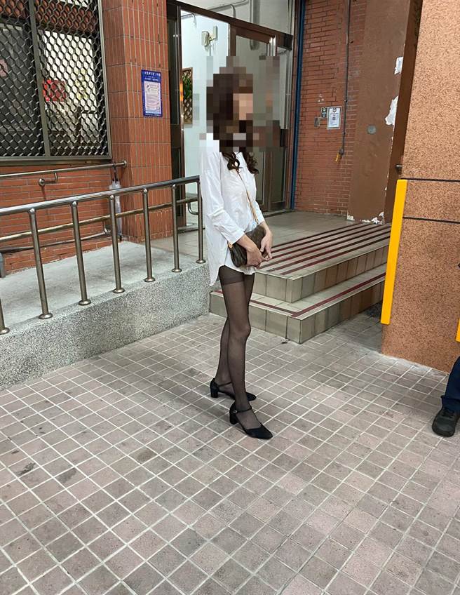 一名女子长髮飘逸仅穿着白色衬衫、黑丝袜，露出修长美腿在新北市三重区某公厕旁徘徊，警方上前盘查她坦承正在等候男客性交易，随即被带回侦办。（翻摄）