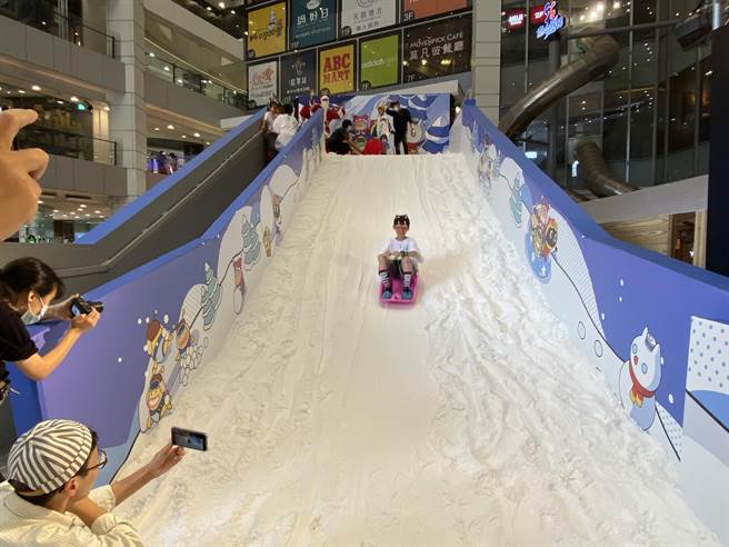 大鲁阁新时代购物中心将4米高的滑雪场搬进室内。（冯惠宜摄）