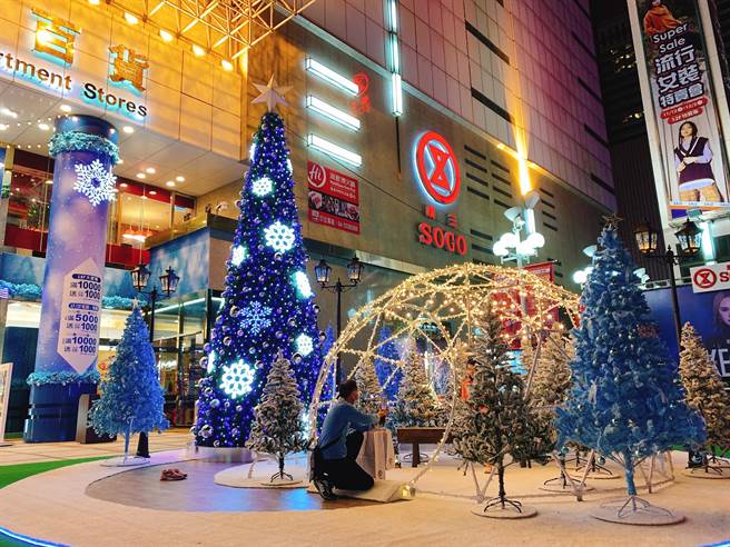 廣三SOGO在1樓廣場以滿滿雪花的耶誕樹結合迷幻的藍光秀，尤如曼哈頓公園。（廣三SOGO提供／馮惠宜台中傳真）