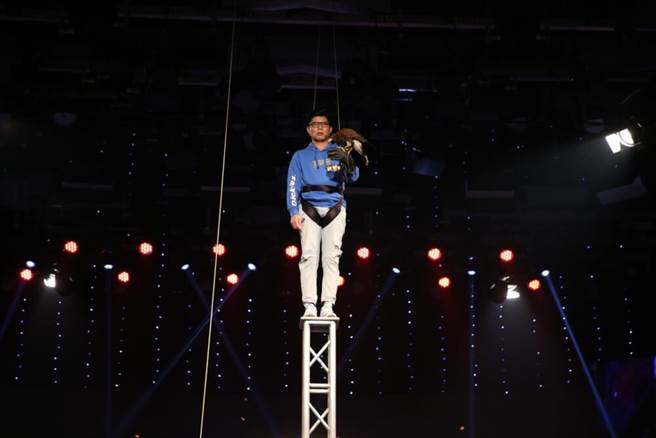 「叫卖哥」叶升峻挑战自我。（民视提供）