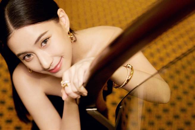 何超莲时常在社群网站上与网友互动 (图/ 何超莲微博)