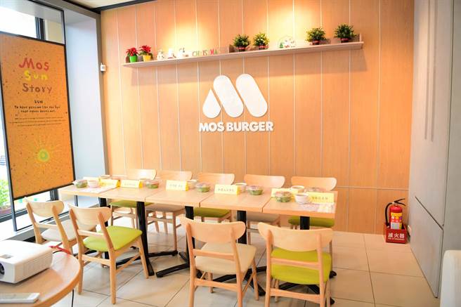 摩斯漢堡屏科大店開幕。（潘建志攝）