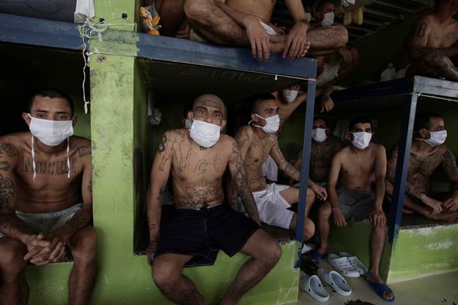 新冠肺炎疫情之下，監獄裡的囚犯也得戴上口罩。（圖／美聯社）