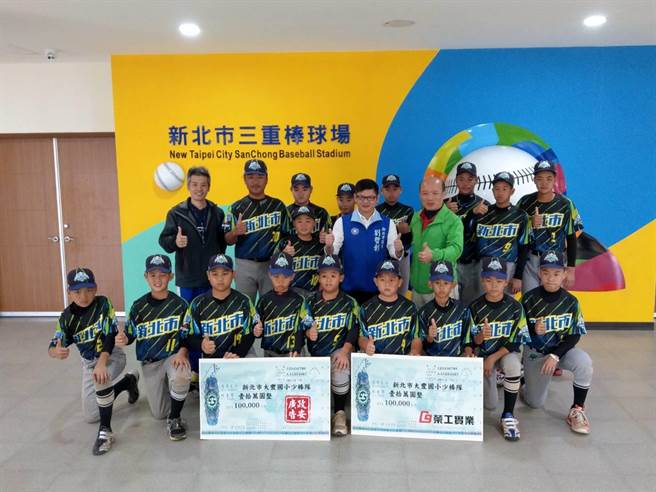 大丰国小特别向长期关助新店地区基层棒球发展的议员刘哲彰寻求协助，刘议员得知大丰的需求后，马上媒合新店地方知名企业。（刘哲彰服务处提供）