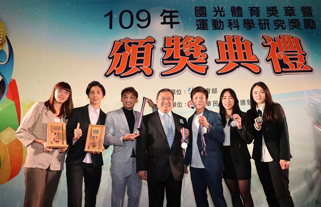 國光體育獎章頒獎典禮中華奧會林鴻道主席與黃金計畫選手合照。(體育署提供)