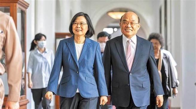 行政院长苏贞昌如何拖垮蔡政府？名嘴惊爆原因：他恐变猪八戒。总统蔡英文（左）、行政院长苏贞昌（右）。(图/本报资料照片）