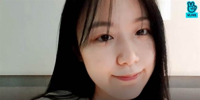 舒华常常在VLIVE开直播，日前有台湾网友留言「台湾今年很冷」，得到超反转回覆，粉丝被舒华的可爱表现萌翻。(图/ 摘自VLIVE)