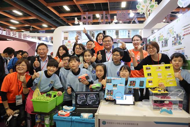 国民党立委李德维今天邀集党籍立委吴怡玎，一同造访正在台北世贸一馆举办的「臺湾教育科技展」。（李德维办公室提供）