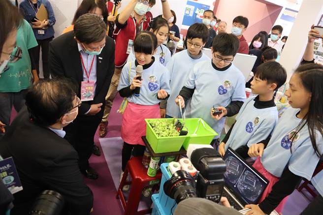 国民党立委李德维今天邀集党籍立委吴怡玎，一同造访正在台北世贸一馆举办的「臺湾教育科技展」。（李德维办公室提供）