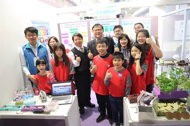 国民党立委李德维今天邀集党籍立委吴怡玎，一同造访正在台北世贸一馆举办的「臺湾教育科技展」。（李德维办公室提供）