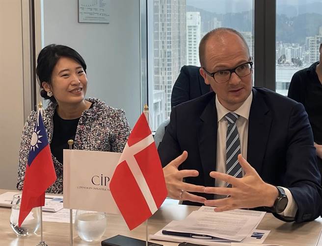 CIP台湾区董事总经理许乃文（左）今与CIP台湾第三阶段区块开发计画执行长侯奕恺，共同宣布要争取离岸风电第三阶段区块开发释出容量。(图：CIP提供)