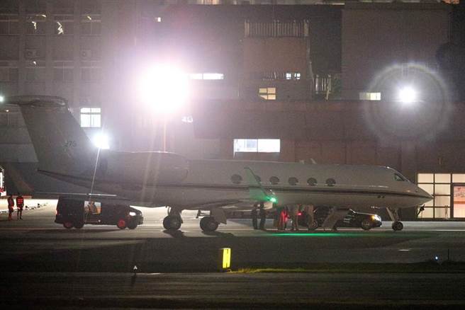 率团来台访问的美国海军亚太情报总指挥官史达曼上月24日离台，编号375的专机晚间7时许从空军松山基地起飞，搭载访问团成员的两部专车直接驶到专机旁让人员上机。（资料照，黄世麒摄）