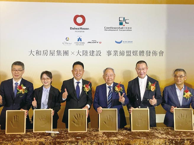 大陆建设董事长张良吉（右三）、汎陆建设总经理柳井秀行（左三）、海悦国际董事长黄希文（右二）、以及总经理王俊杰（右一）等，3日为日本大和房屋集团与大陆建设事业缔盟拓印见证。图／蔡惠芳