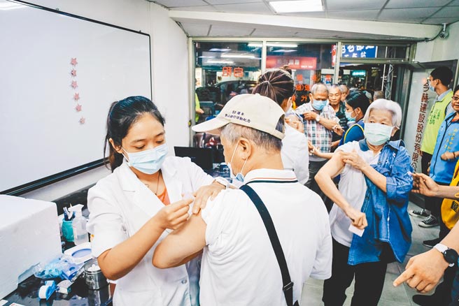 新冠疫苗接種可望提早，不過因為相關採購資訊不夠透明，有專家憂心只是嘴巴說說。圖為民眾施打流感疫苗的畫面，與新冠肺炎無關。（本報資料照片）