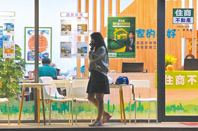 行政院出手打炒房，3日宣布将提出稽查红单交易、实价登录2.0修法、杜绝规避税务、贷款有差别、广建社会住宅、扩增包租代管5招。图为台北市万华区住商不动产。（陈君玮摄）