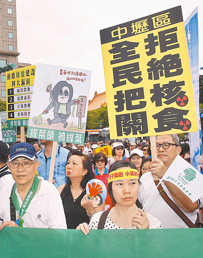 福岛5县市食品何时能进口台湾，一直都是日方关切目标，日方期盼明年3月11日前达成目标。图为国人拒绝日本核食进入台湾，上街抗议。（本报资料照片）