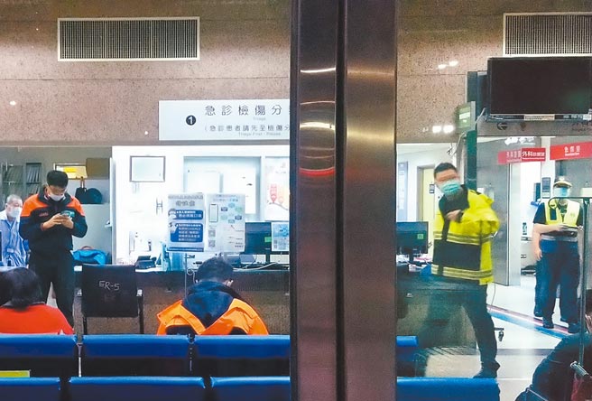 中天电视台大门口2日有民眾对中天新闻感到不舍而自焚，紧急送往三军总医院急诊室。三总表示，病人意识清醒，但头部与上半身36%三度烧伤，经插管后已住进加护病房治疗。（王英豪摄）（全国各县市自杀防治专线0800-788-995）