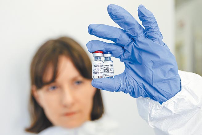 世界各国加快新冠疫苗接种的脚步，俄罗斯（见图）与中国也宣布规画大规模施打本土研发疫苗。（美联社）