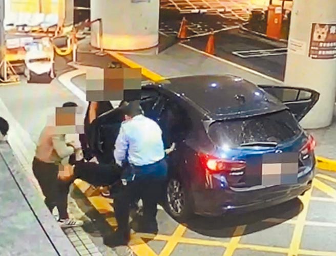 北市惊传老虎钳虐杀致死案，潘嫌等人发现郑男奄奄一息，慌忙将他送医。（警方提供）