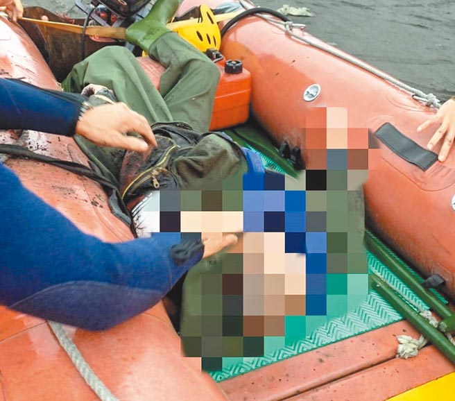 宜蘭縣一名捕撈鰻苗的民眾被海浪沖走，被救難人員在海岸邊發現救起時已失去生命跡象。（宜蘭縣政府消防局提供／胡健森宜蘭傳真）