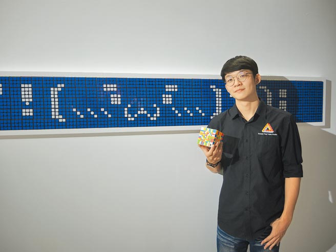 清华大学大四学生李孟一热爱魔术方块，并以此为创业基础，邀请32名国内顶尖好手担任讲师。（邱立雅摄）