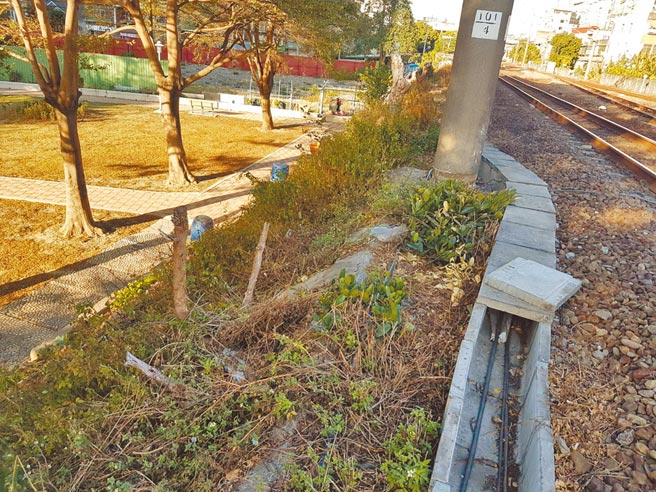 台铁新竹路段自11月18日起，发生4起水泥槽盖放置于轨道上的案件，经警方调查，怀疑为24岁的罗姓男子所为。（翻摄照片／庄旻静新竹传真）