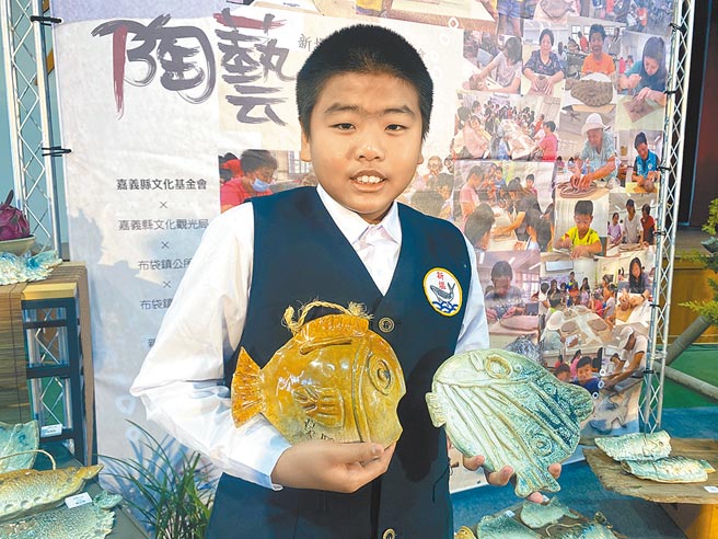 新塭国小五年级学生吴守白一圆上陶艺课梦想。（张亦惠摄）